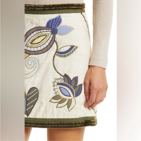 VERONICA BEARD
Inga embellished silk mini skirt - size 0 NWOT - Picture 2 of 8